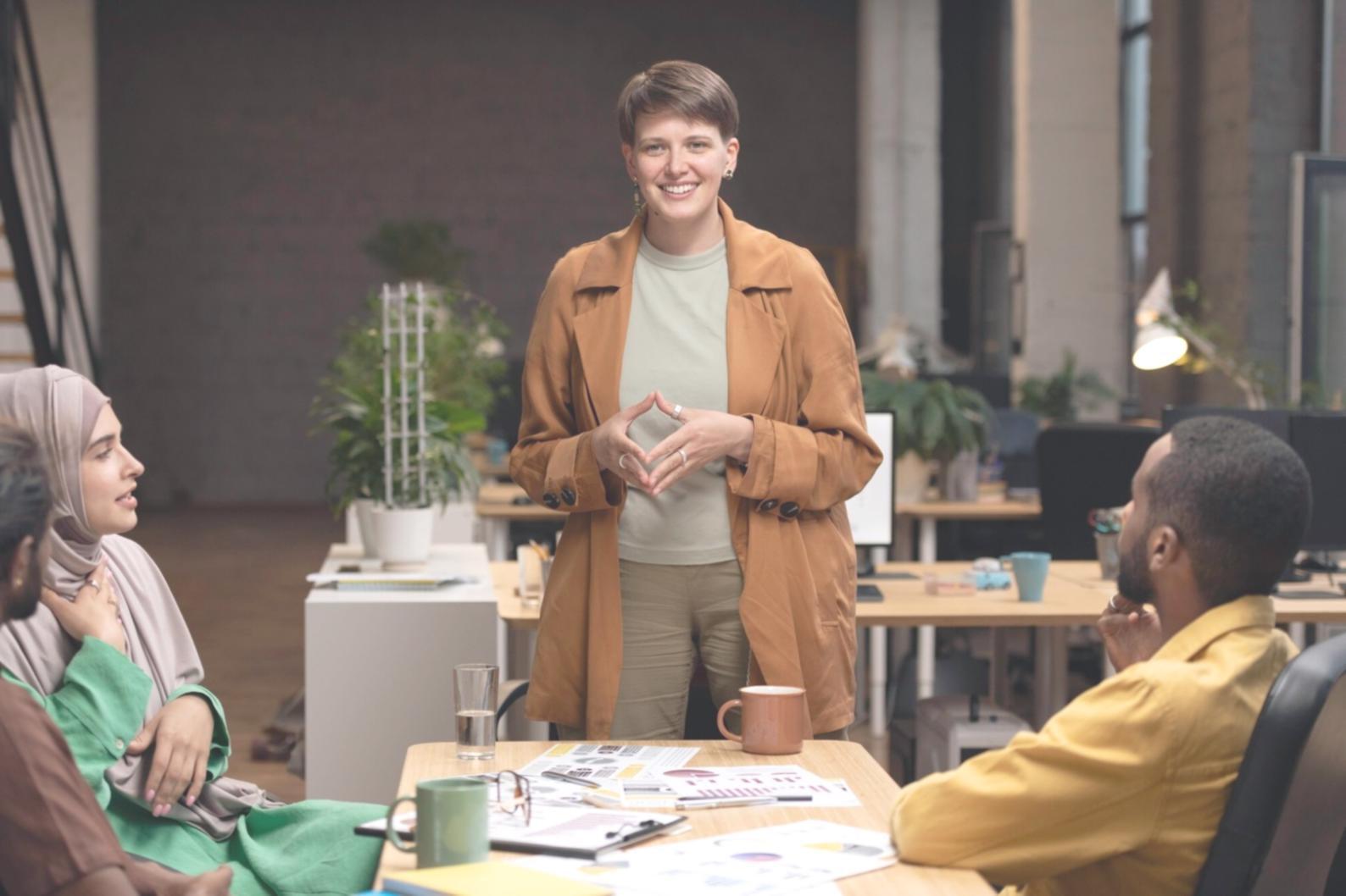 Espace de travail moderne avec documents financiers et outils d'apprentissage