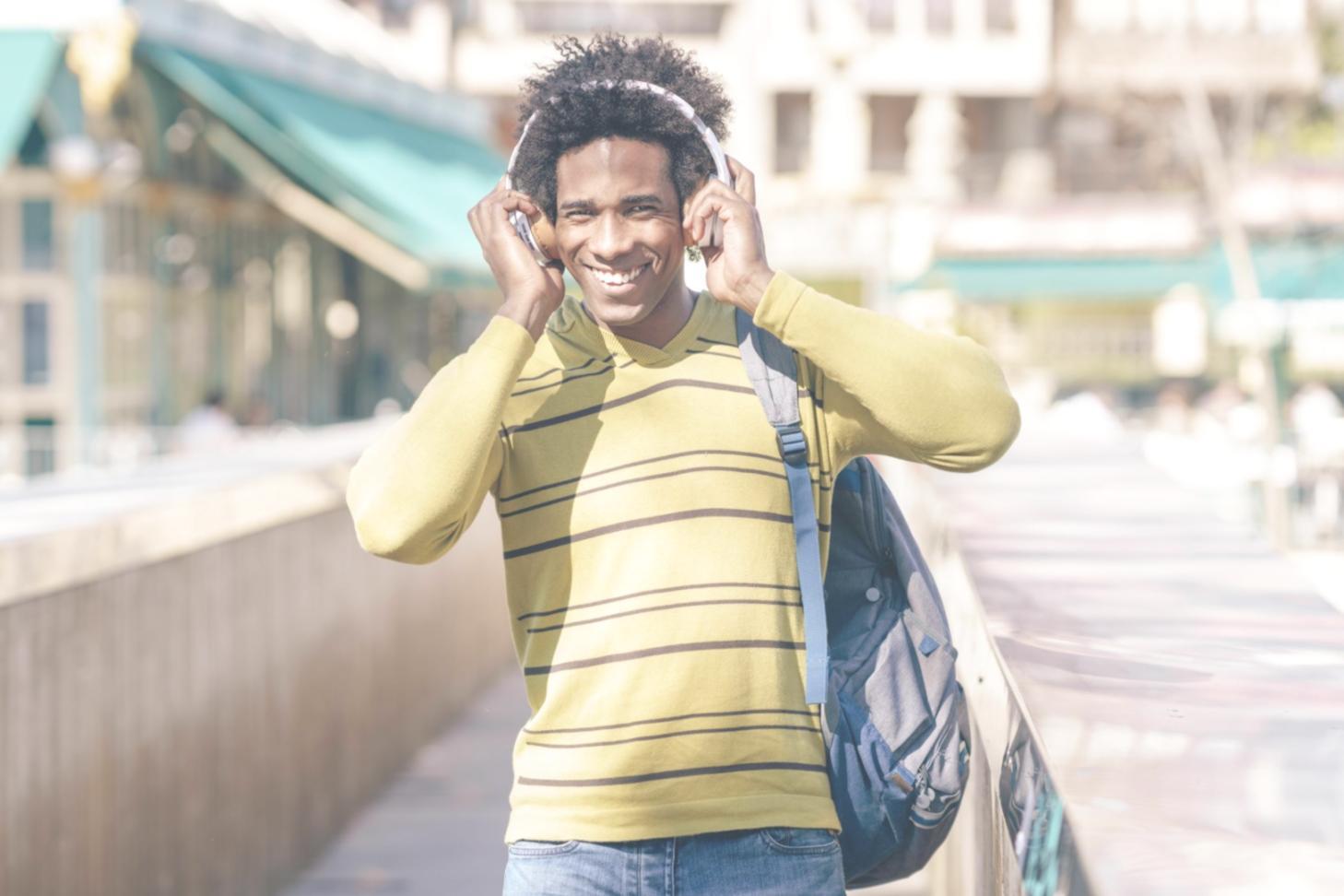 Participant analysant des concepts financiers sur des documents et tablette