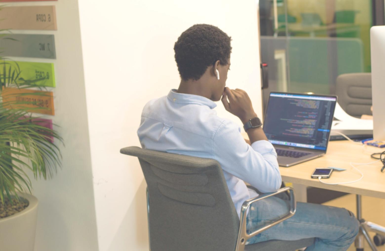 Session de formation avec participant attentif aux explications financières