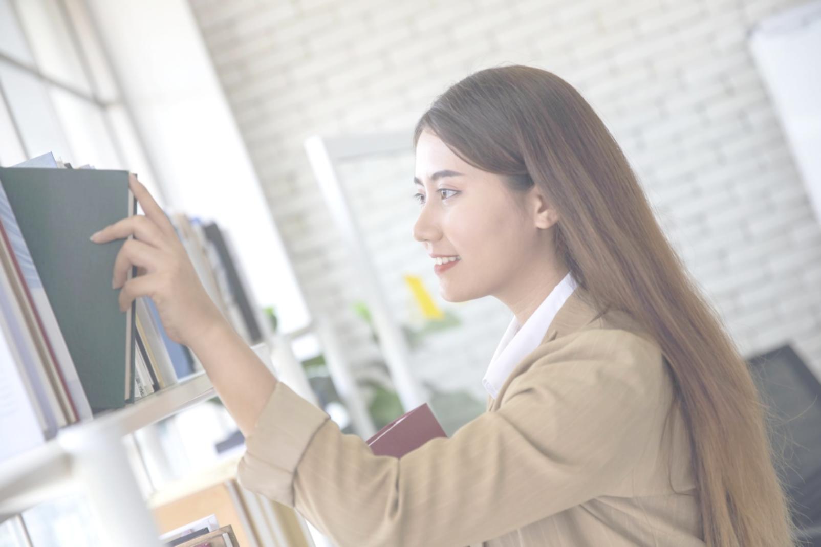 Participants discutant de concepts financiers lors d'un atelier interactif