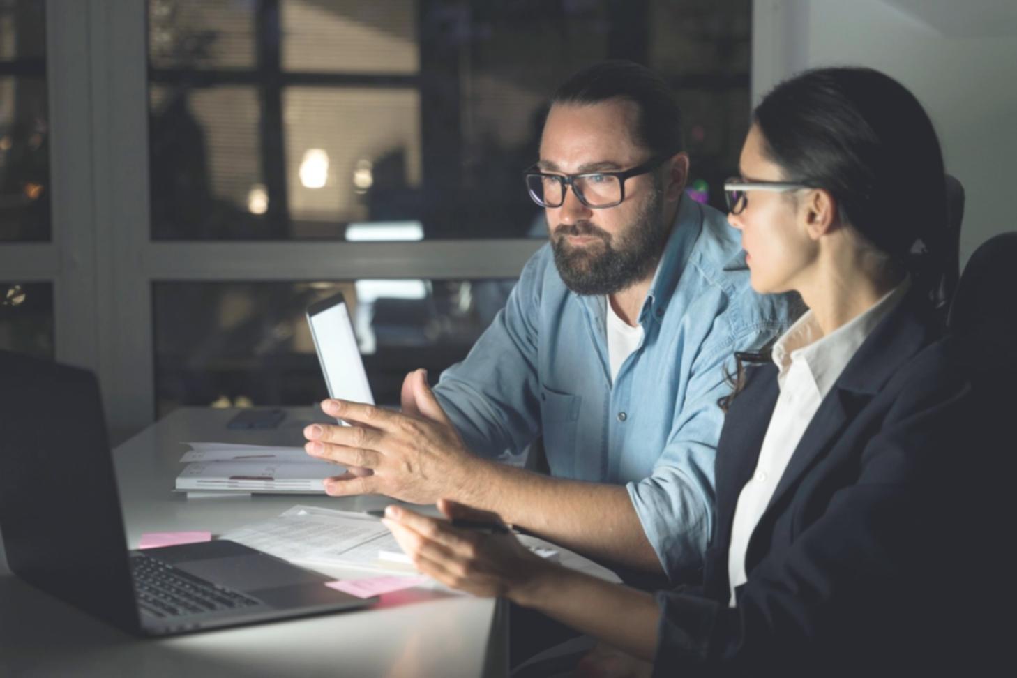 Équipe travaillant sur du contenu éducatif financier